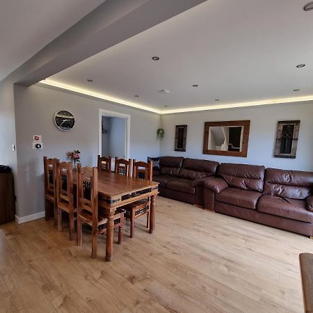 Crown Meadow - 4 Bedroom House - Heathrow - Excellentstays Colnbrook Dış mekan fotoğraf