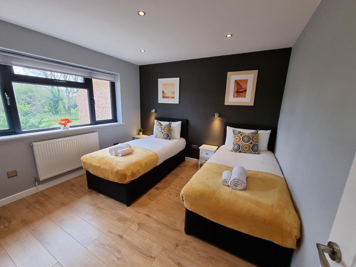 Crown Meadow - 4 Bedroom House - Heathrow - Excellentstays Colnbrook Dış mekan fotoğraf