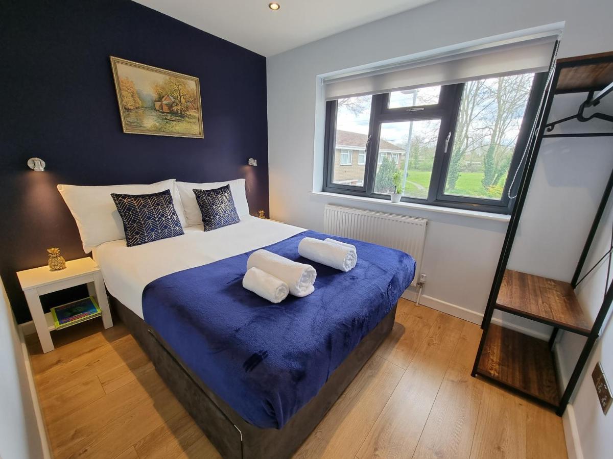 Crown Meadow - 4 Bedroom House - Heathrow - Excellentstays Colnbrook Dış mekan fotoğraf