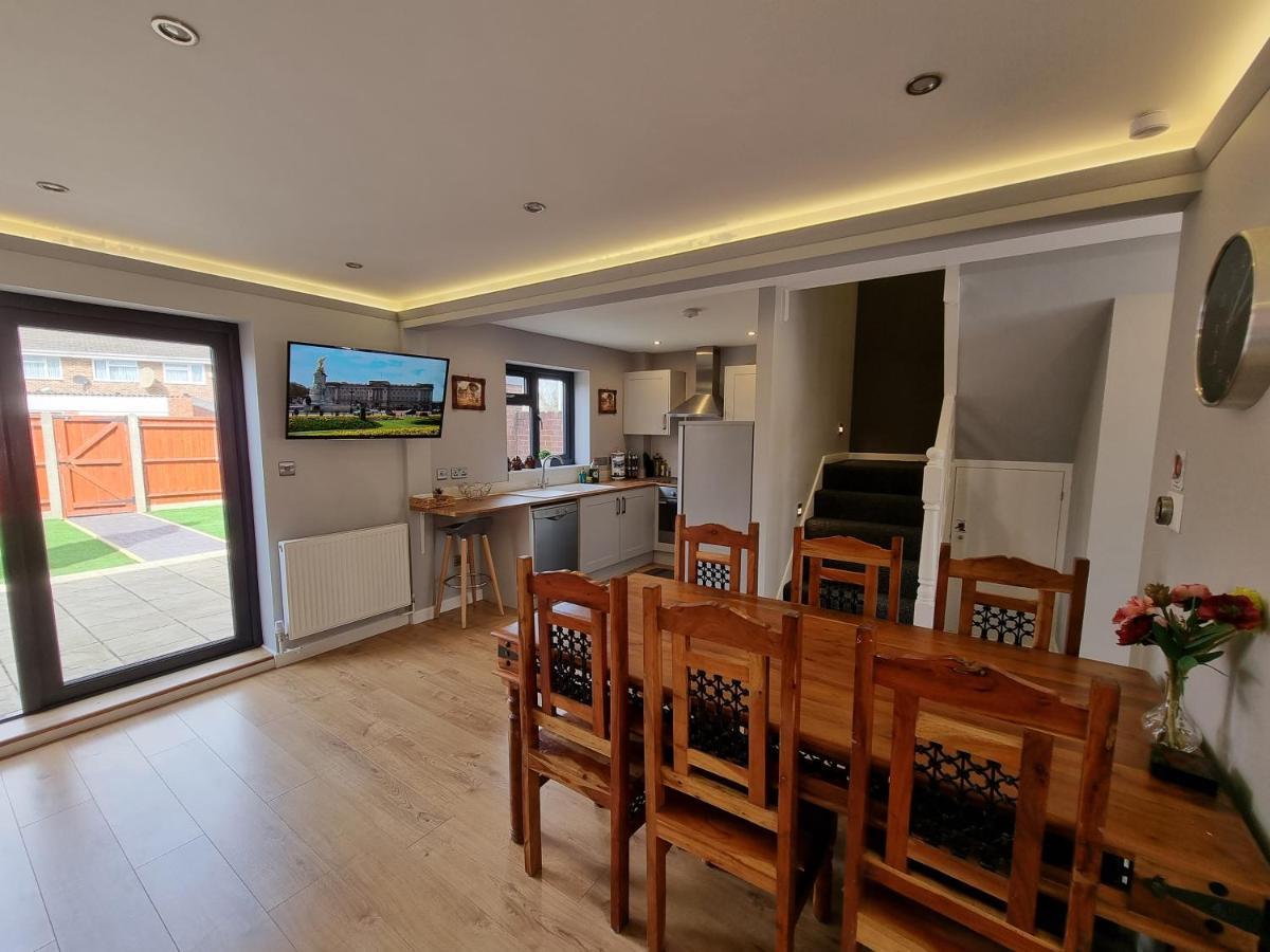 Crown Meadow - 4 Bedroom House - Heathrow - Excellentstays Colnbrook Dış mekan fotoğraf