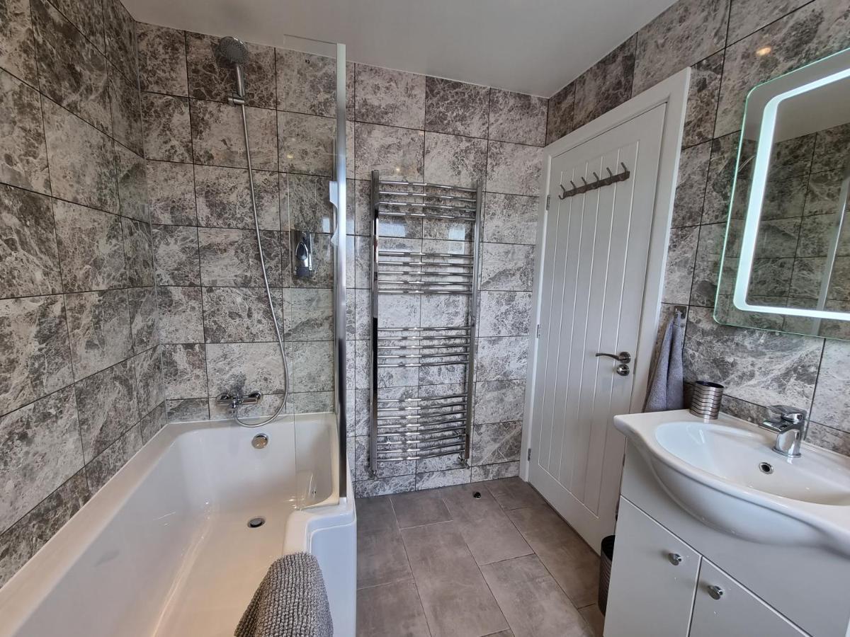 Crown Meadow - 4 Bedroom House - Heathrow - Excellentstays Colnbrook Dış mekan fotoğraf
