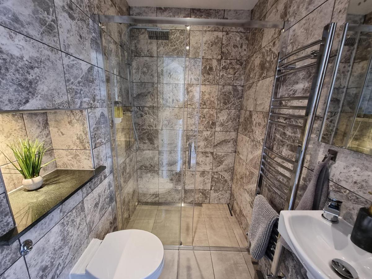 Crown Meadow - 4 Bedroom House - Heathrow - Excellentstays Colnbrook Dış mekan fotoğraf