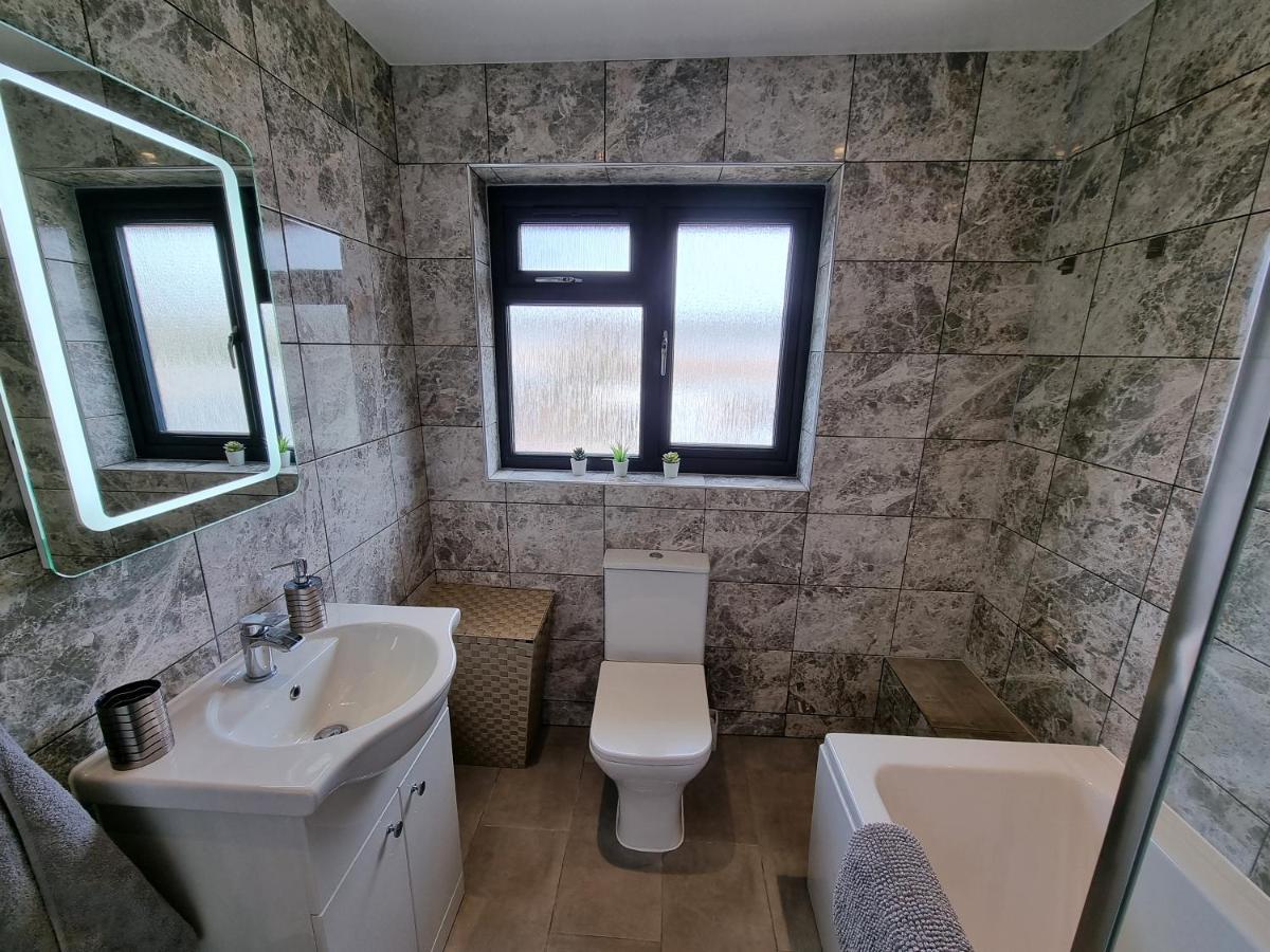 Crown Meadow - 4 Bedroom House - Heathrow - Excellentstays Colnbrook Dış mekan fotoğraf